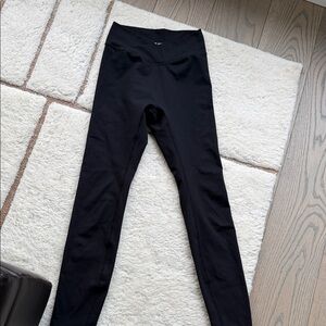 437 Black High-Waisted V Leggings